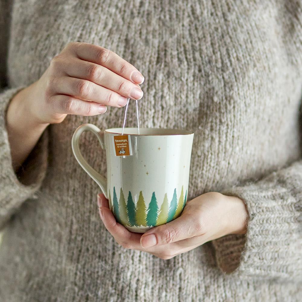 Bloomingville Spruce Tasse – Weihnachtsbecher aus Steingut mit Goldrand & Tannenmotiv