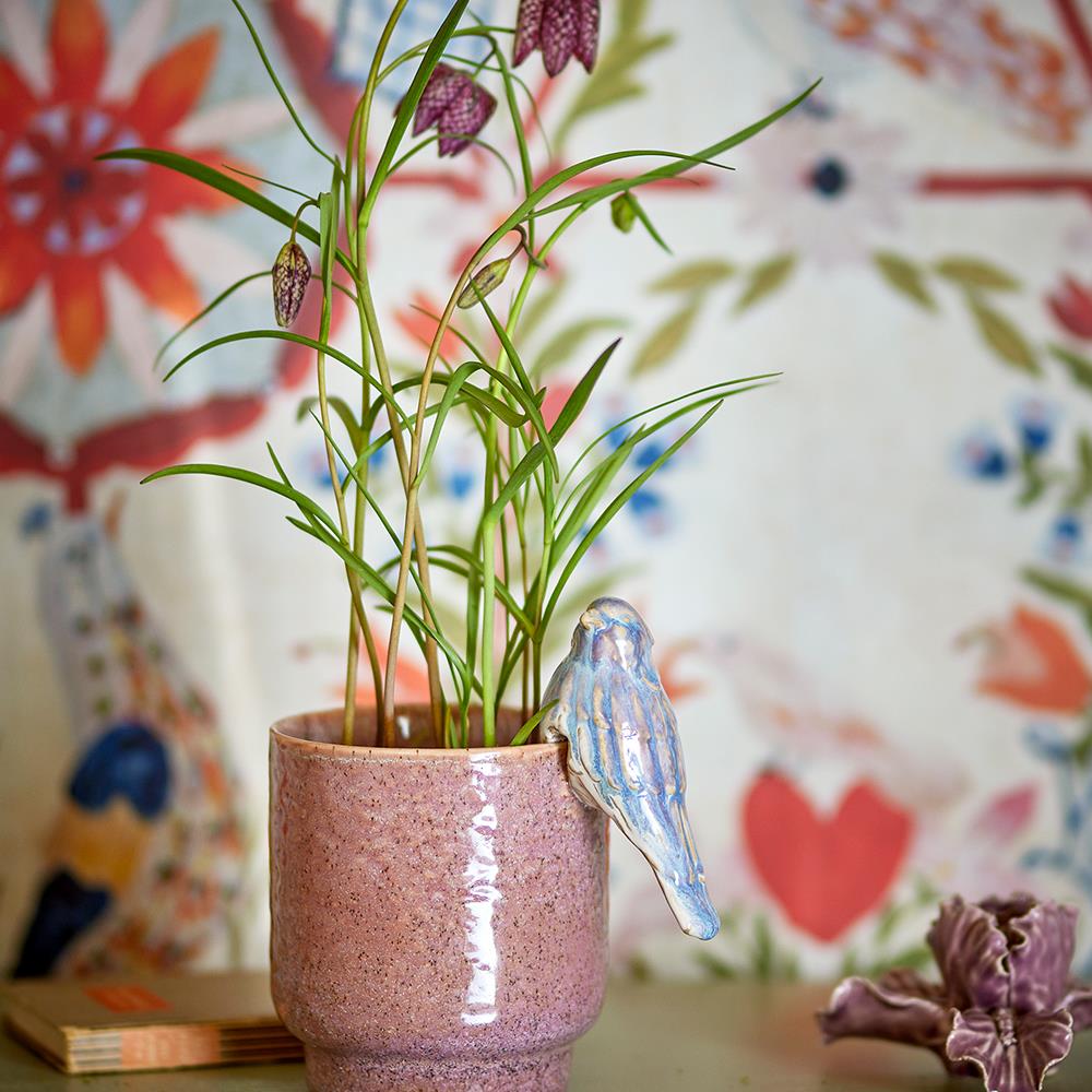 Bloomingville Larky Blumentopf aus Steingut, Rose – dekorativer Topf mit Vogel-Detail