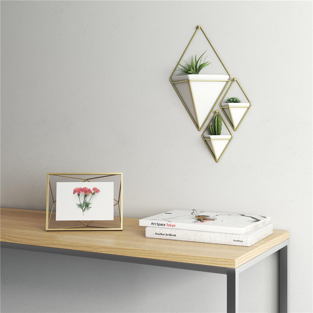 Umbra Prisma Geometrischer Bilderrahmen 10x15 cm Messing Moderner stylischer Fotorahmen zum Aufhängen oder Aufstellen