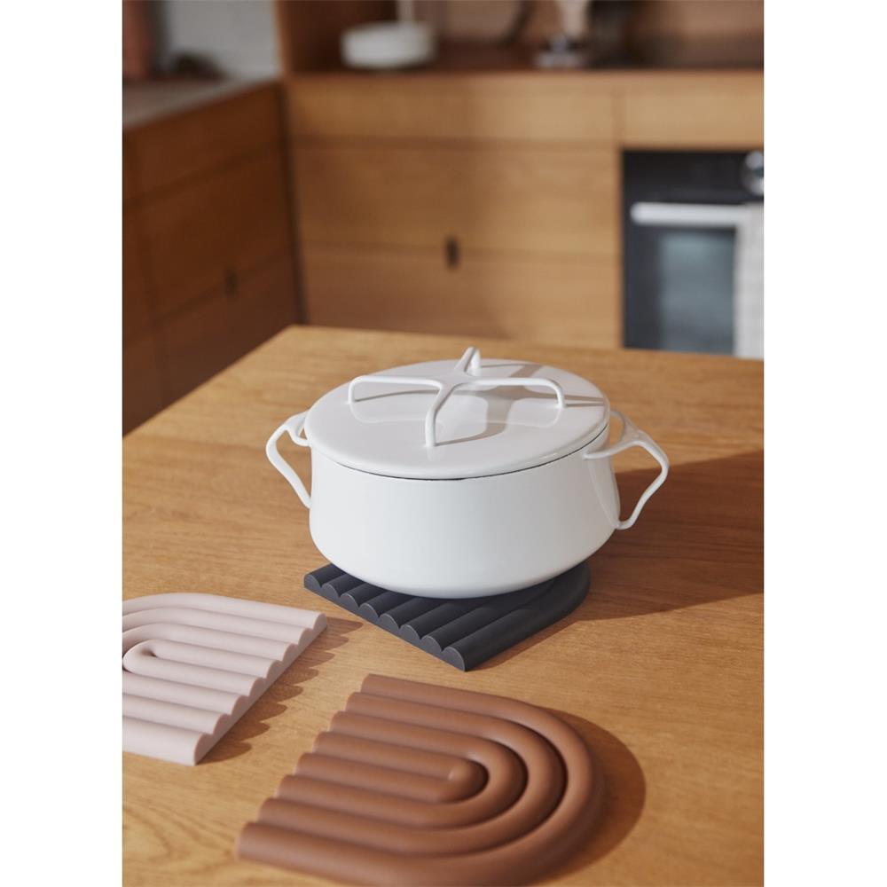 OYOY Rainbow Trivet Schwarz Topfuntersetzer hitzebeständig Silikon Regenbogen Form 15x15 cm