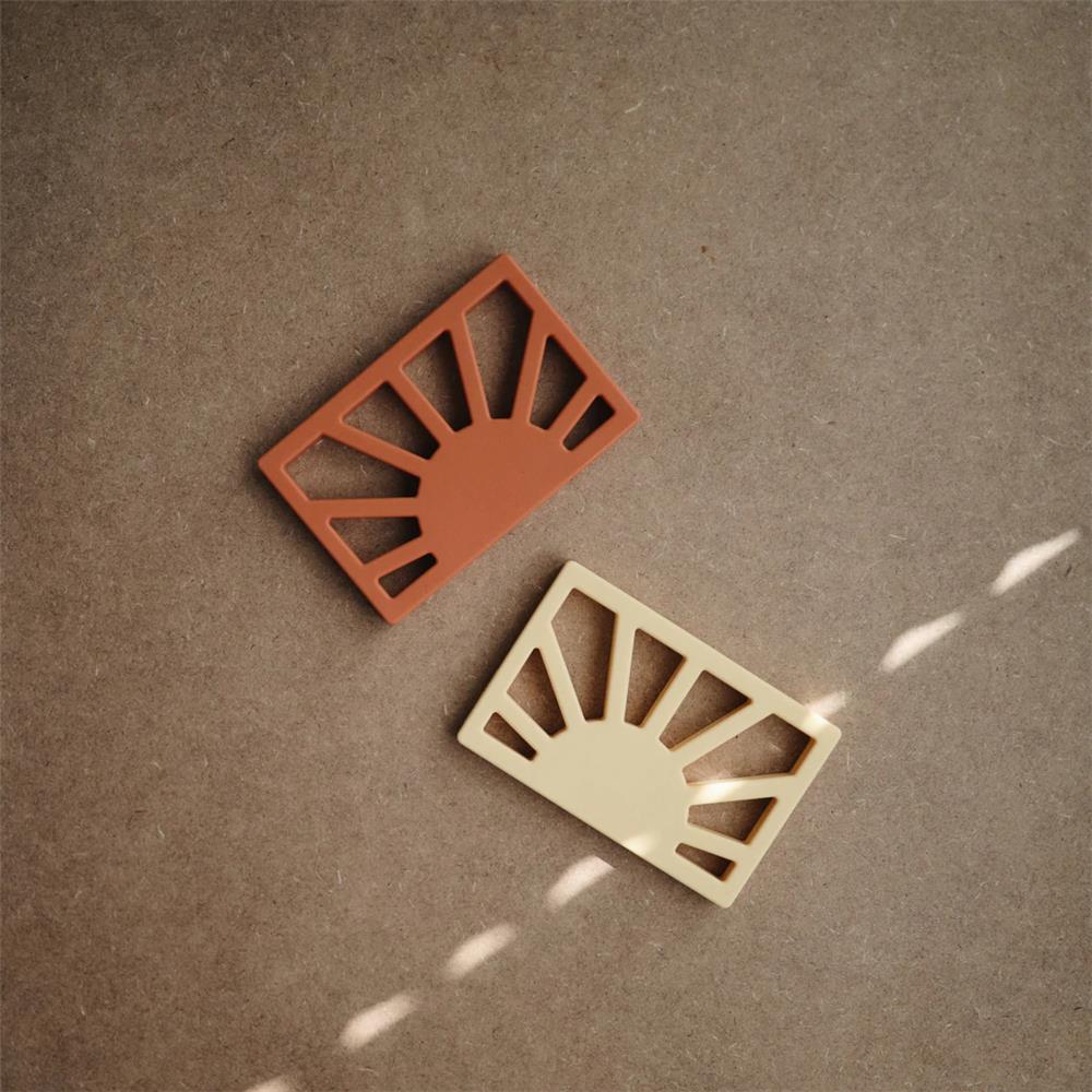 Mushie Beißring Sonne, Muted Yellow, aus Silikon, BPA-frei