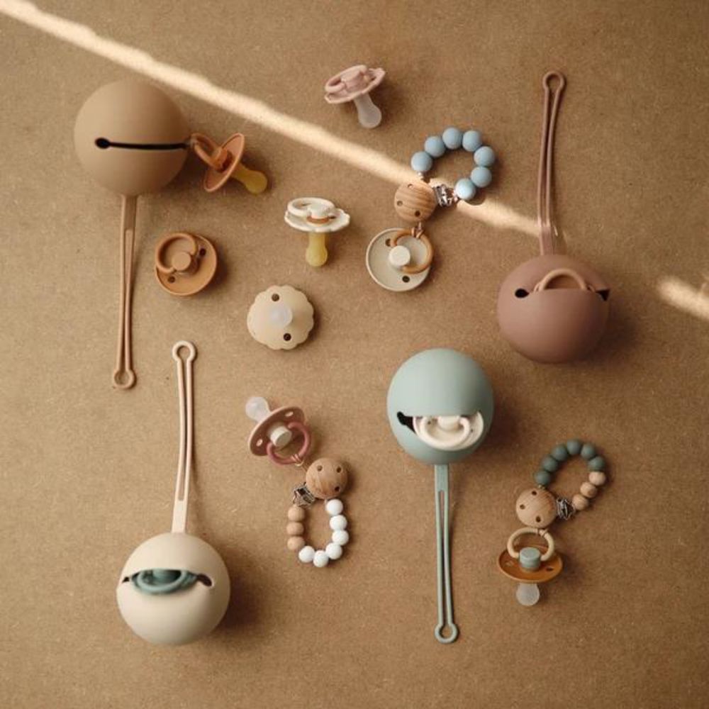 Mushie Schnulleretui, Shifting Sand, Schnullerbox aus Silikon, BPA-frei