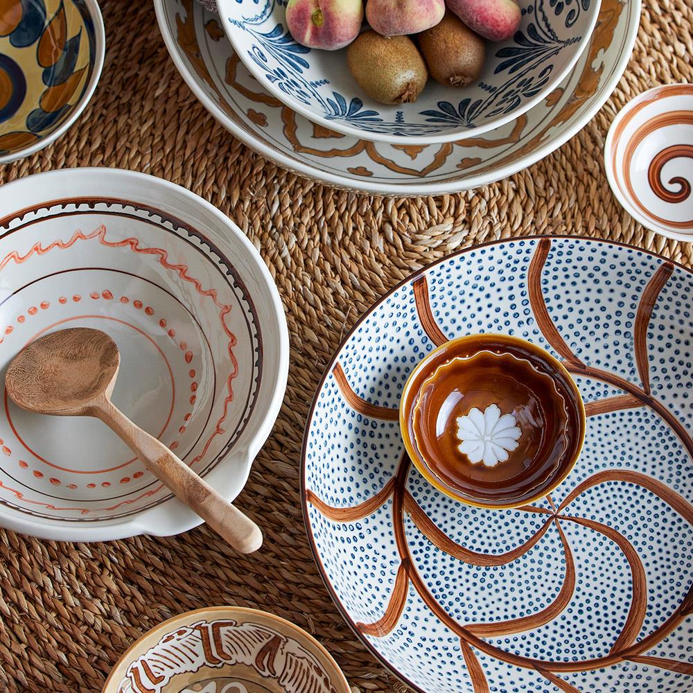 Bloomingville Heikki Schale – braune Steingutschale mit handgemaltem Muster, Ø 26,5 cm