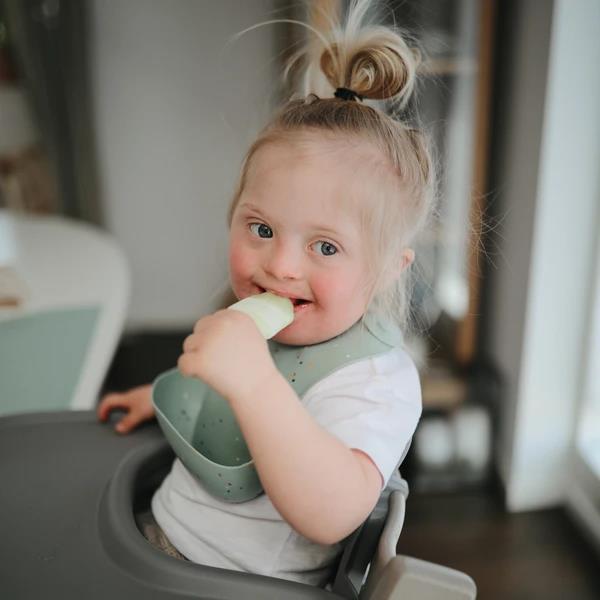 Mushie Silikon-Lätzchen, Cambridge Blue Confetti, mit Auffangschale, BPA-frei