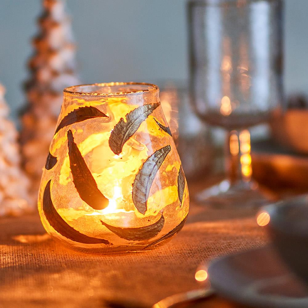 Bloomingville Fidelia Teelichthalter – Gold, aus recyceltem Glas mit Blattdekor