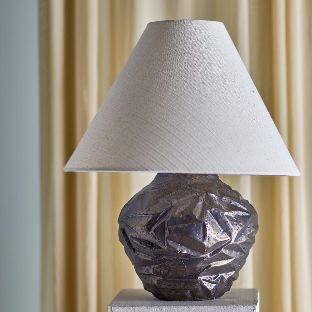 Bloomingville Carolla Tischlampe aus Steingut in Braun – dekorative Lampe fürs Wohnzimmer