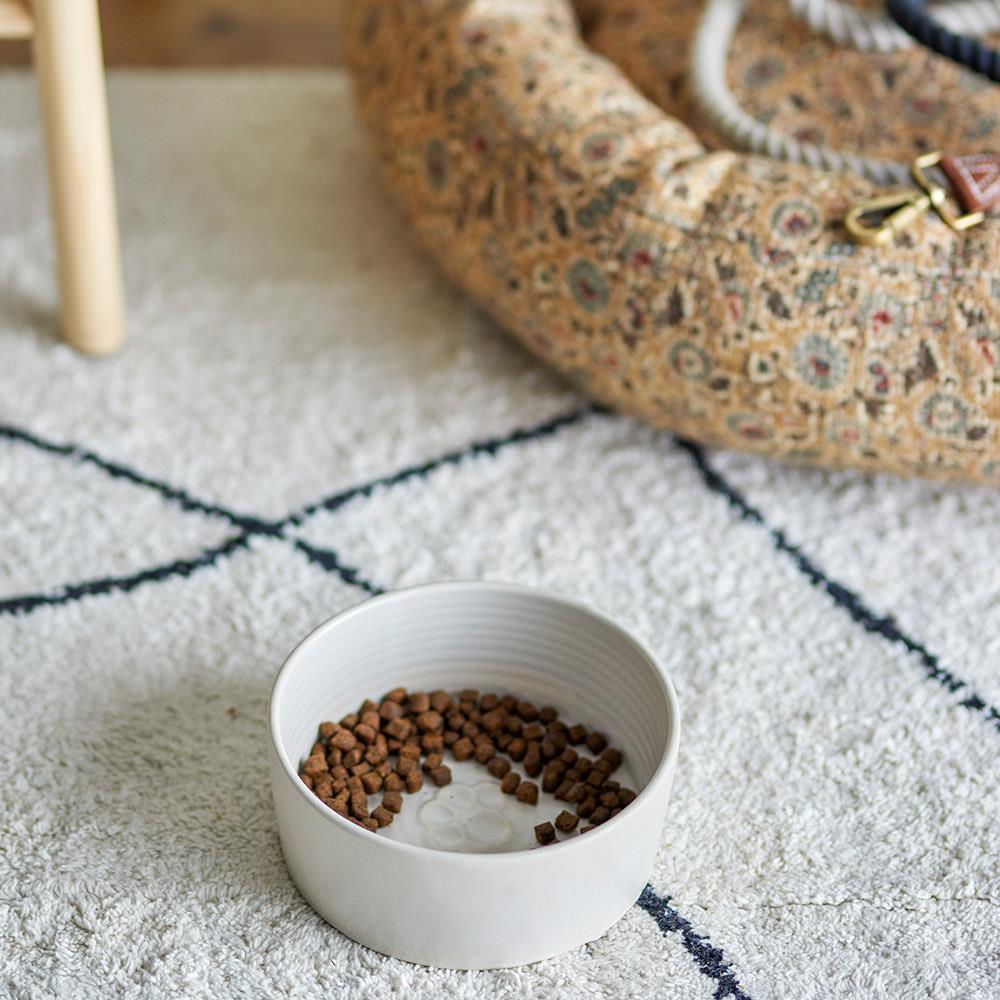 Bloomingville Buddy Pet Schale, Weiß, Steingut, 1 L, Ø 17,5 cm, Futternapf, spülmaschinengeeignet