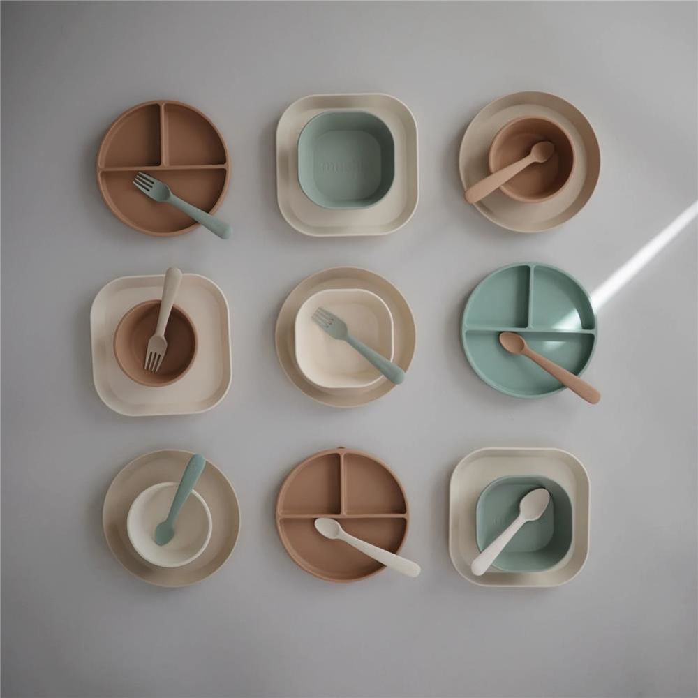 Mushie Silikon-Kinderteller, Cambridge Blue, Geteilter Teller mit Rutschfestem Saugnapf