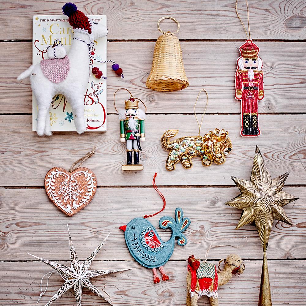 Bloomingville Nikita Baumanhänger, 6er Set – Nussknacker aus Holz, Grün & Rot, dänisches Design