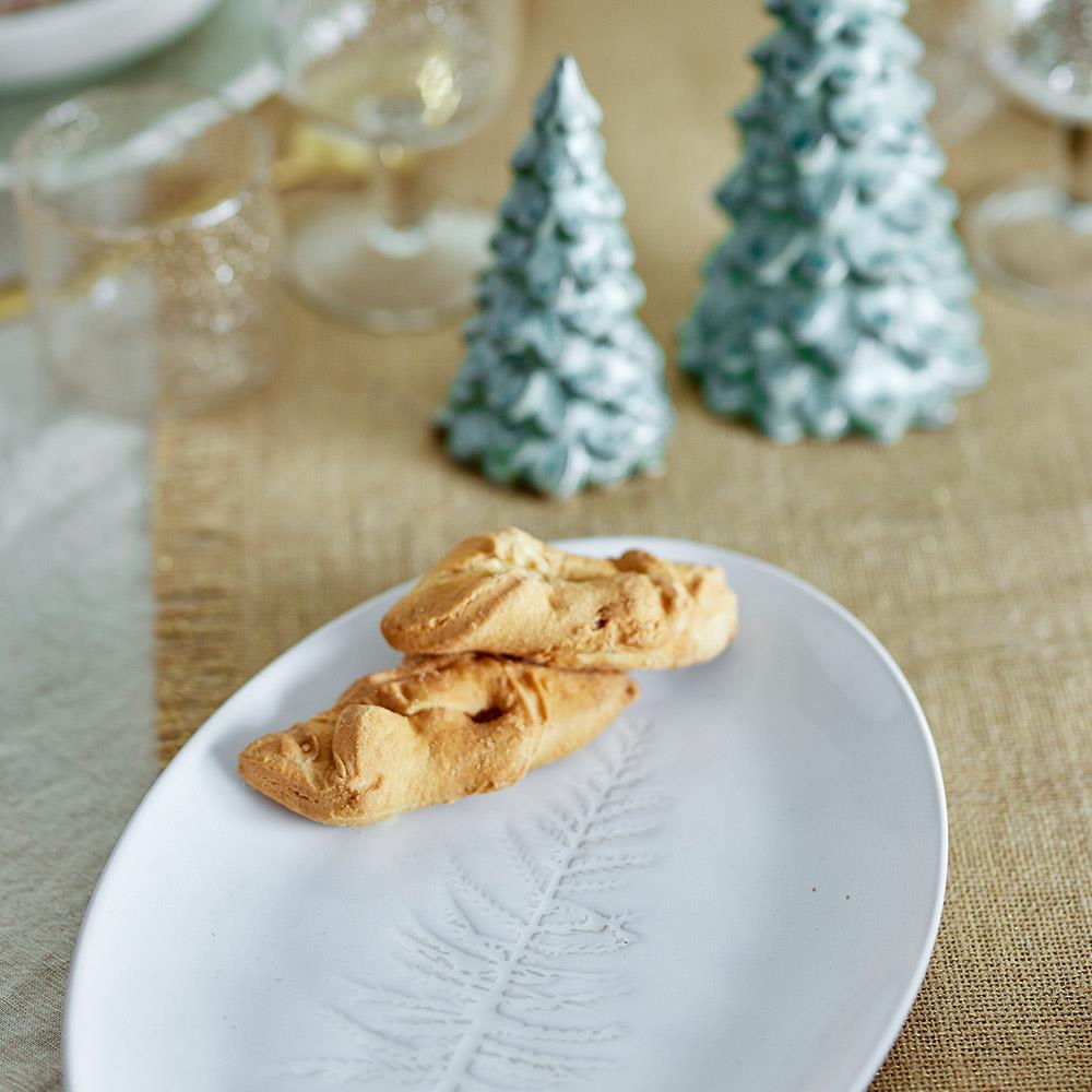 Bloomingville Winter Servierplatte – Servierteller mit geprägtem Tannenbaum-Motiv, Weihnachten, dänisches Design