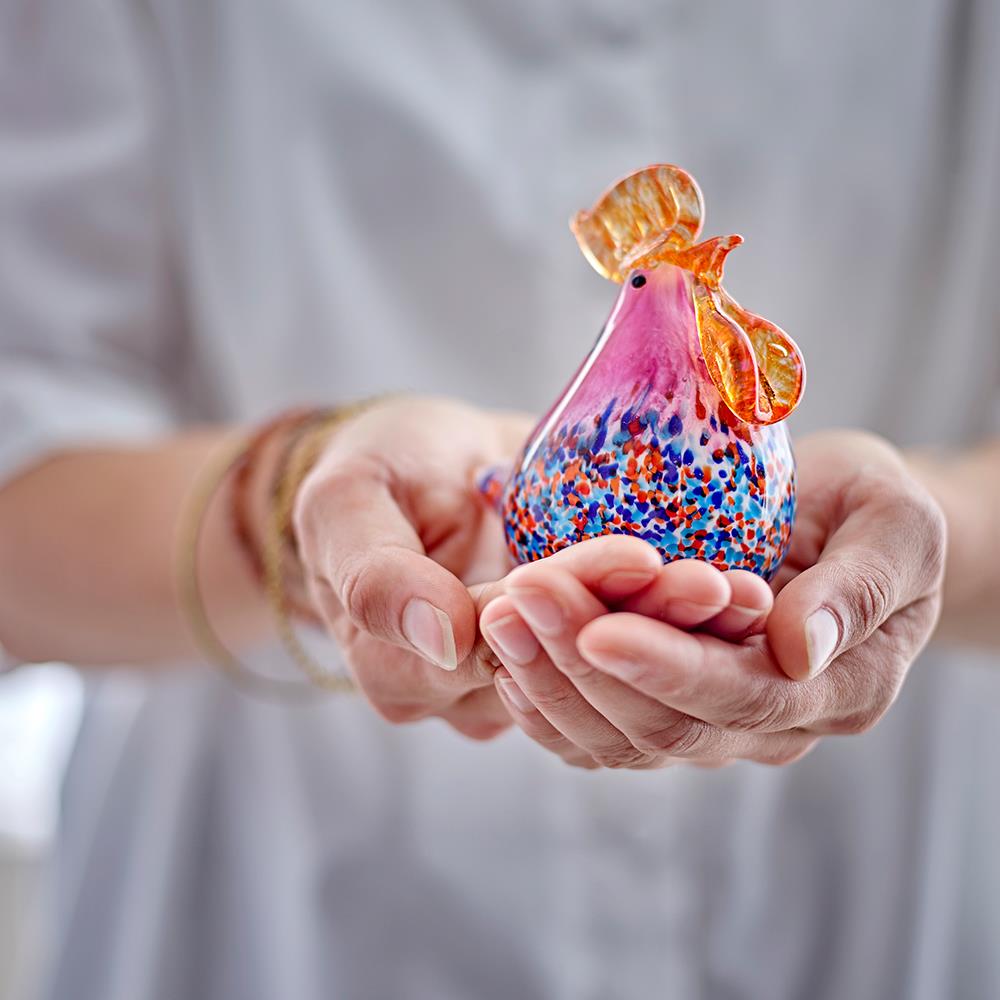 Bloomingville Livie Glasfigur, Pink, Bunt – mundgeblasene Dekofigur in Form eines Huhn