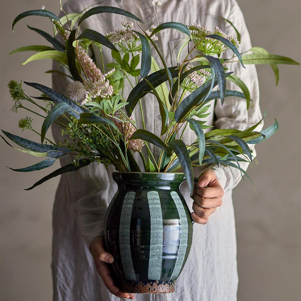 Bloomingville Frigg Vase – handdekorierte Steingutvase in Grün & Blau, 26 cm hoch