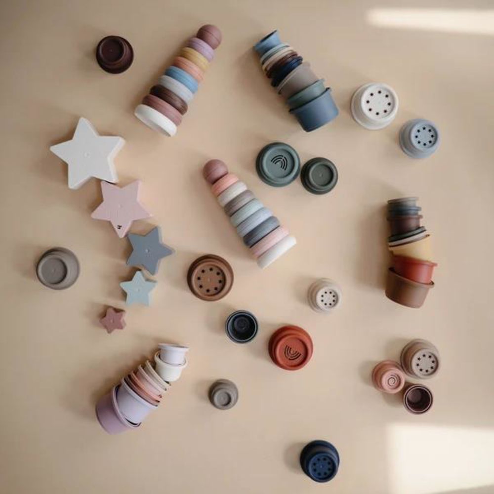 Mushie Motorik-Spielzeug Stapelbecher, Forest, BPA-frei