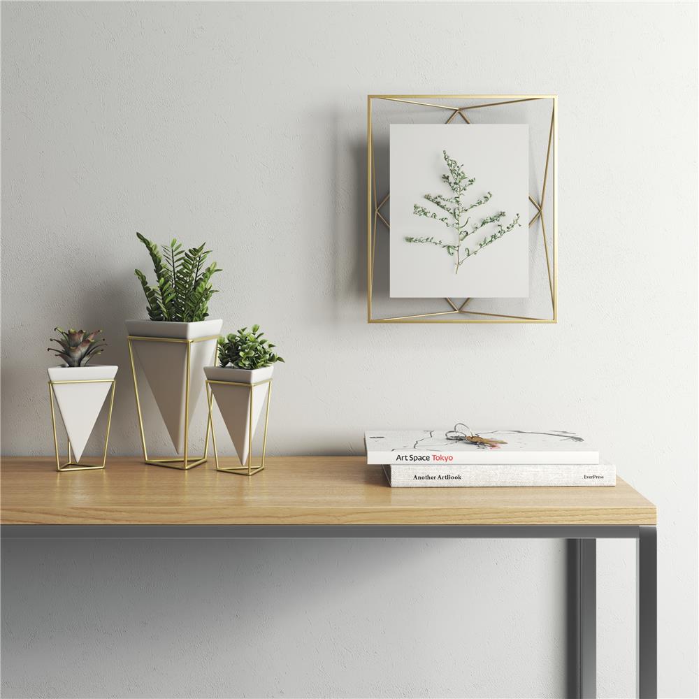 Umbra Prisma Geometrischer Bilderrahmen zum Aufhängen oder Aufstellen Messing 30 x 25 x 8 cm