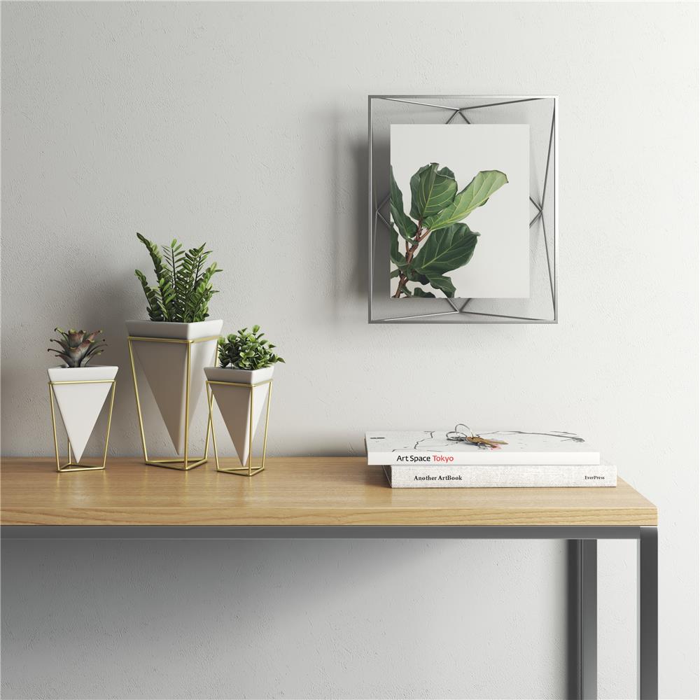 Umbra Prisma Geometrischer Bilderrahmen zum Aufhängen oder Aufstellen Chrom 30 x 25 x 8 cm