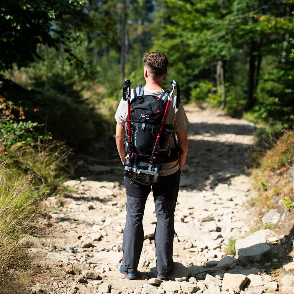NILS CAMP Trekkingrucksack Northlake 40L in Schwarz - erweiterbarer Outdoor Rucksack mit Belüftung