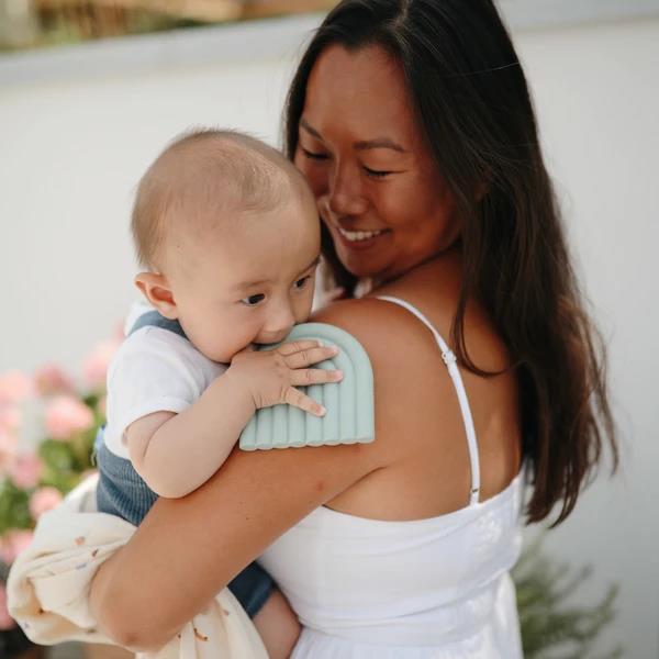 Mushie Beißring Regenbogen, Cambridge Blue, aus Silikon, BPA-frei