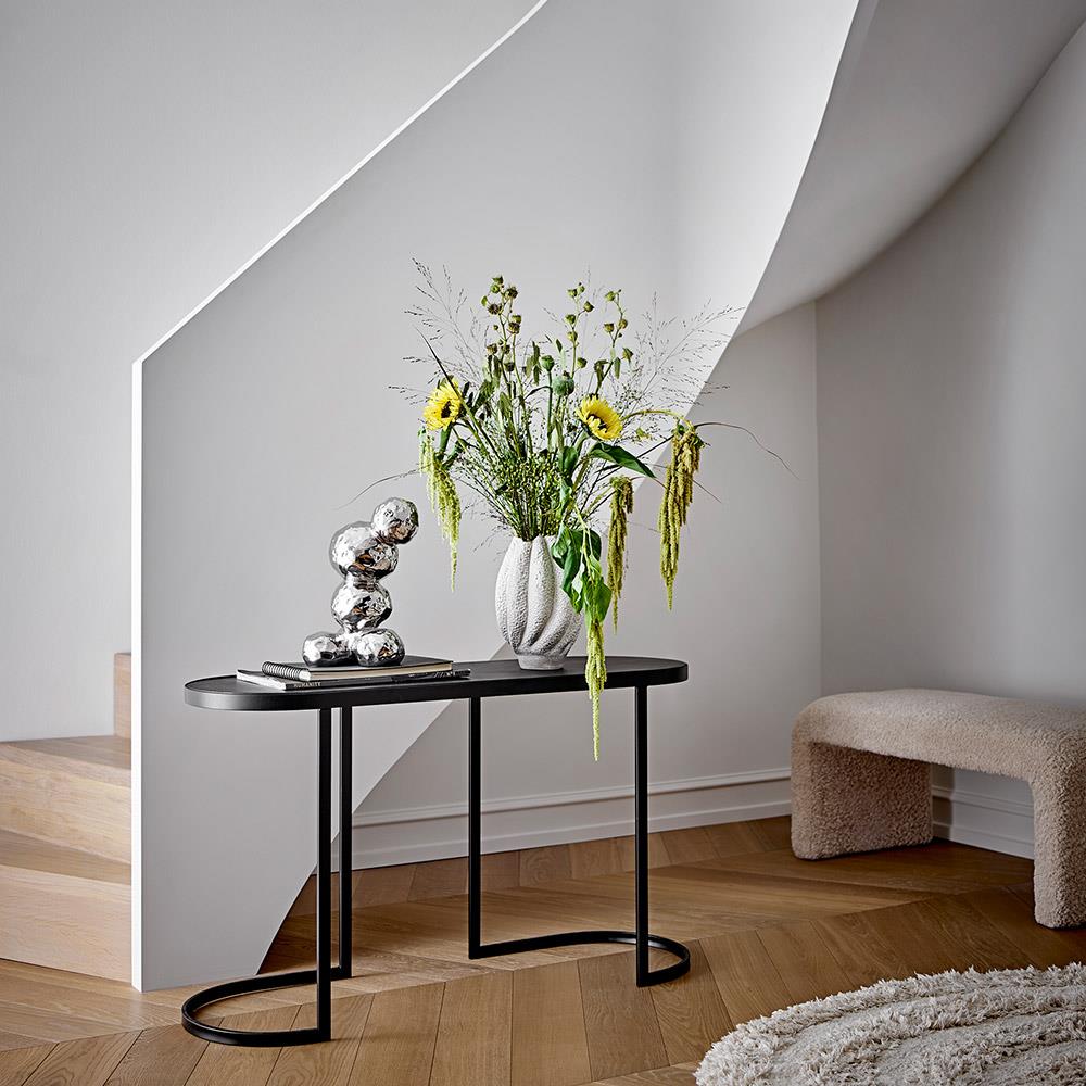 Bloomingville Cove Vase – Weiße Steingutvase mit Struktur und Wirbelform, 28 cm Höhe