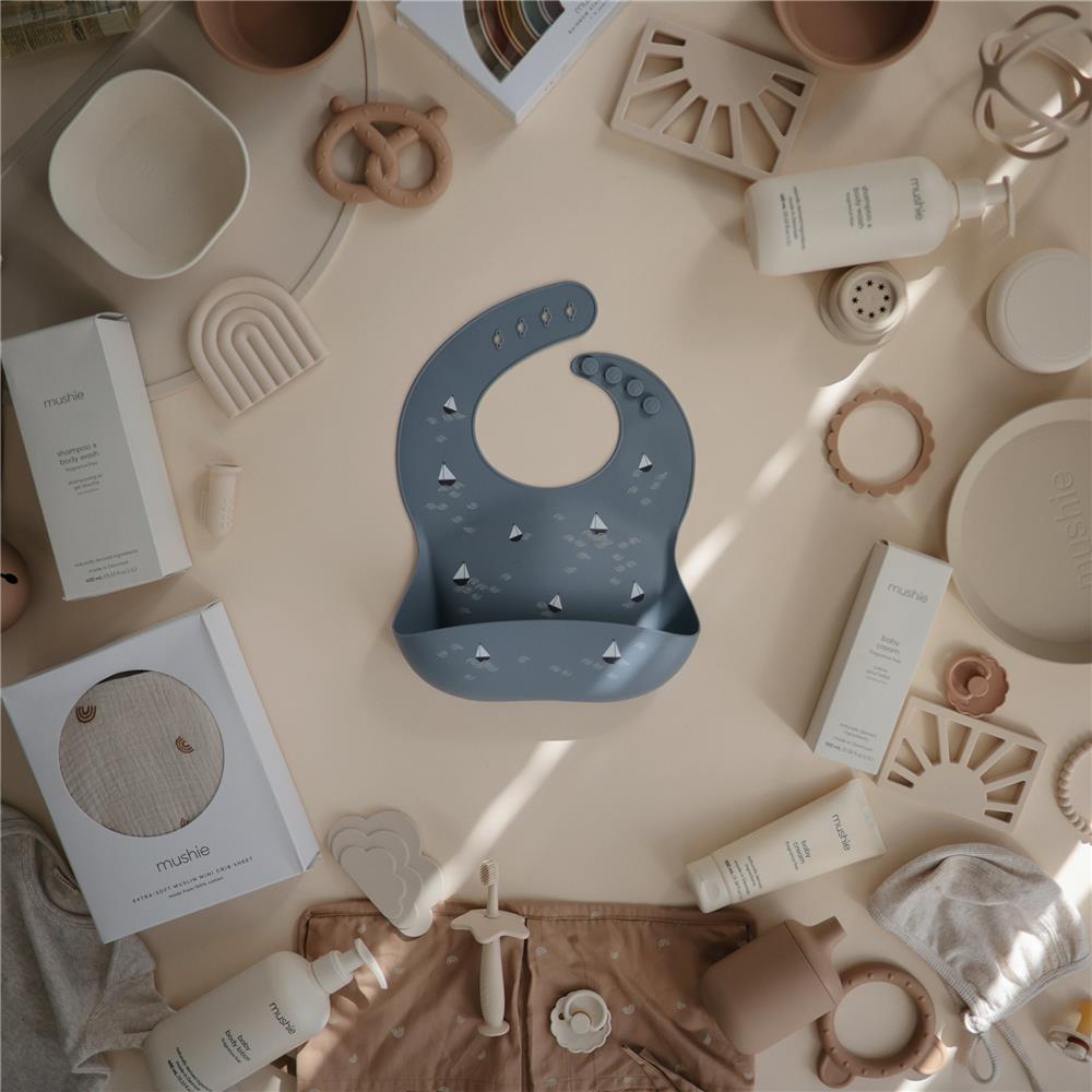 Mushie Silikon-Lätzchen, Boats, mit Auffangschale, BPA-frei