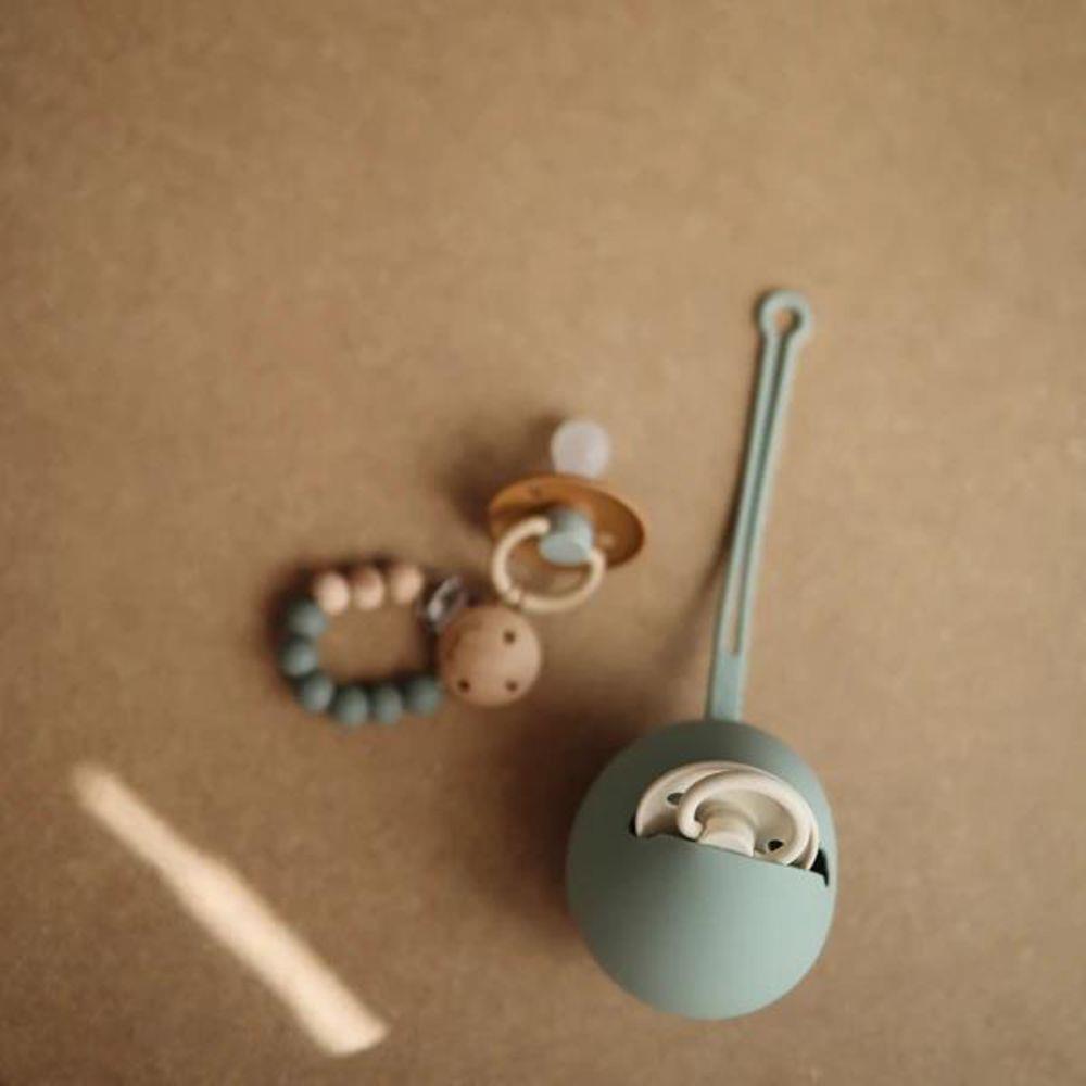 Mushie Schnulleretui, Cambridge Blue, Schnullerbox aus Silikon, BPA-frei