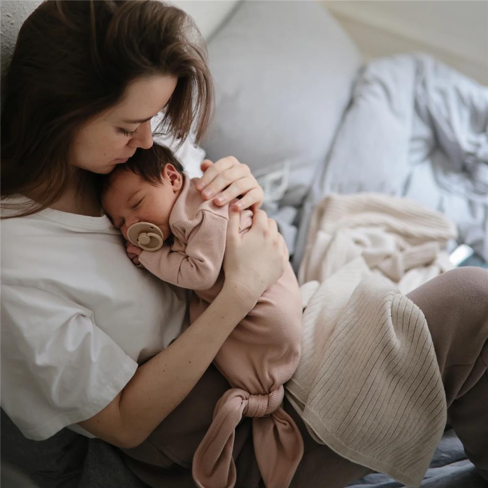 Mushie Gestrickte Babydecke Rippenmuster, Beige Melange, aus 100% Bio-Baumwolle