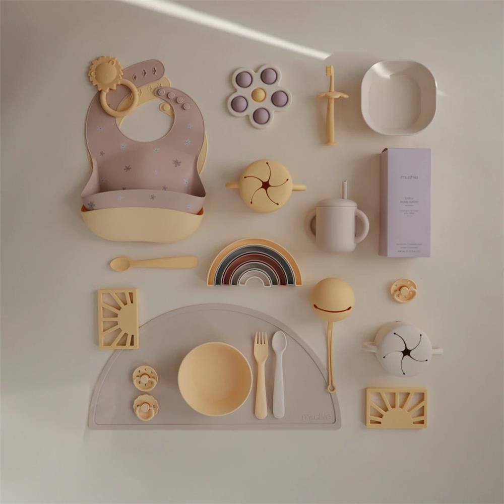 Mushie Beißring Sonne, Muted Yellow, aus Silikon, BPA-frei