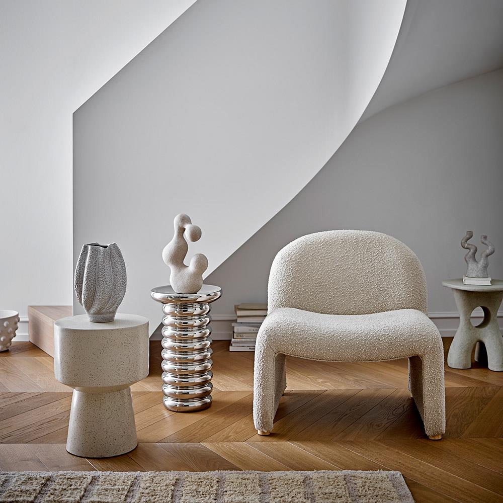 Bloomingville Cove Vase – Weiße Steingutvase mit Struktur und Wirbelform, 28 cm Höhe