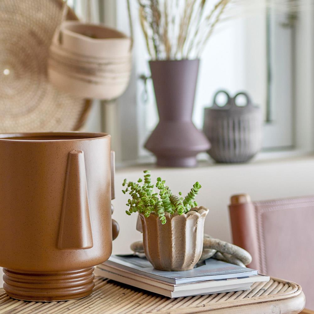 Bloomingville Guxim Blumentopf – brauner Steinguttopf mit Gesicht, 22,5 cm hoch