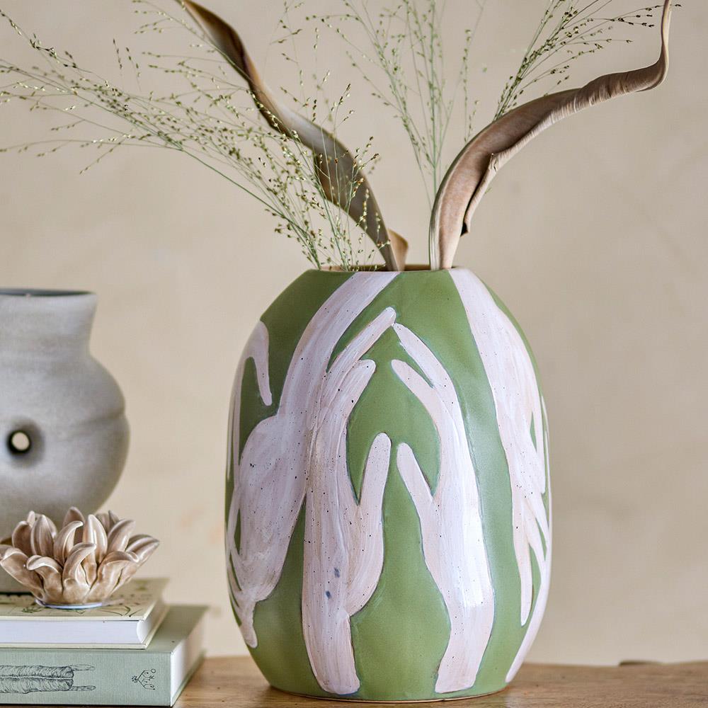 Bloomingville Adalena Deko-Vase – Künstlerische Steingut-Vase in Grün mit Handmotiv, 30,5 cm