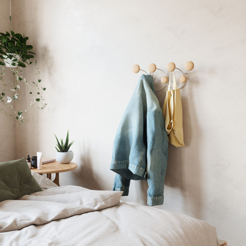 Umbra Dotsy Wandgarderobe dekorative Garderobenleiste mit 7 Haken in Weiß/Natur