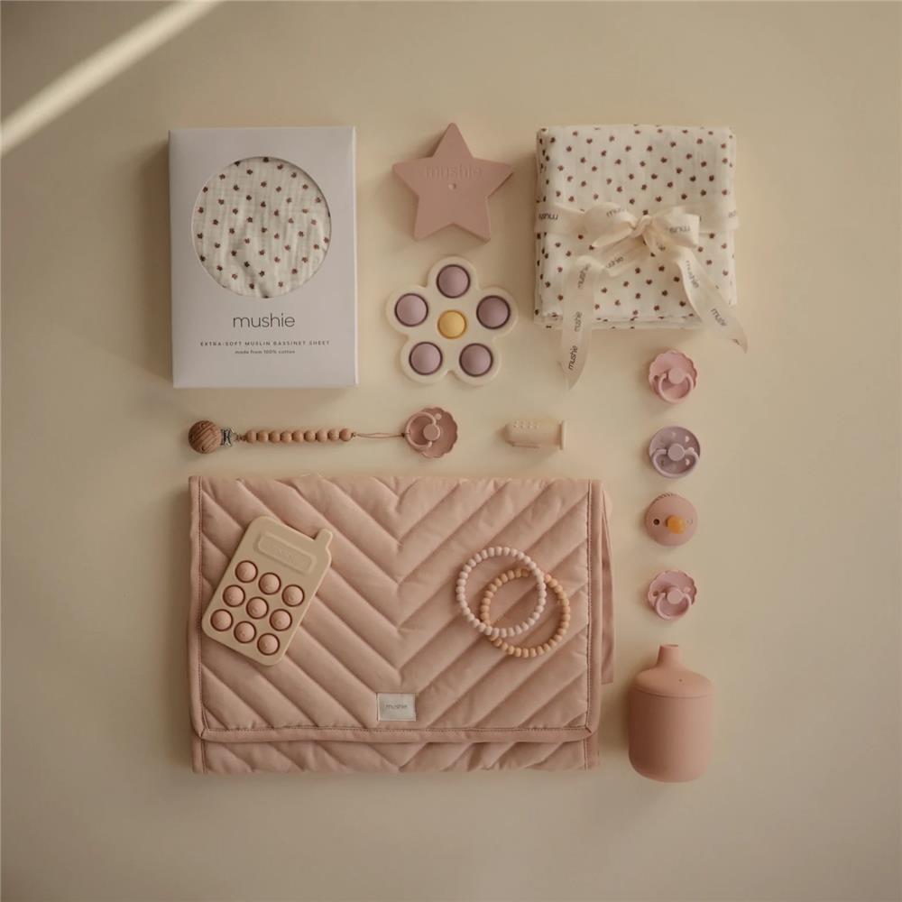 Mushie Tragbare Wickelunterlage, Blush, aus 100% Bio-Baumwolle