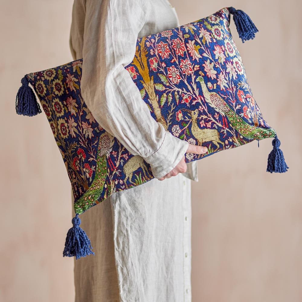 Bloomingville Adya Kissen 50x35 cm bunt - Dekokissen mit Pfauenmuster & Quasten
