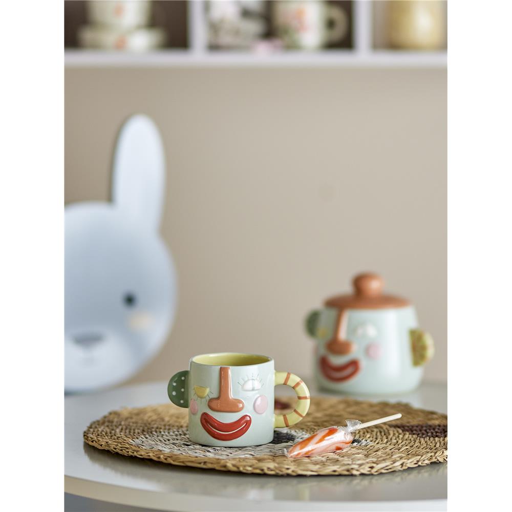 Bloomingville MINI Sylvie Tasse, mit buntem Gesicht, Steingut, Kindertasse, dänisches Design