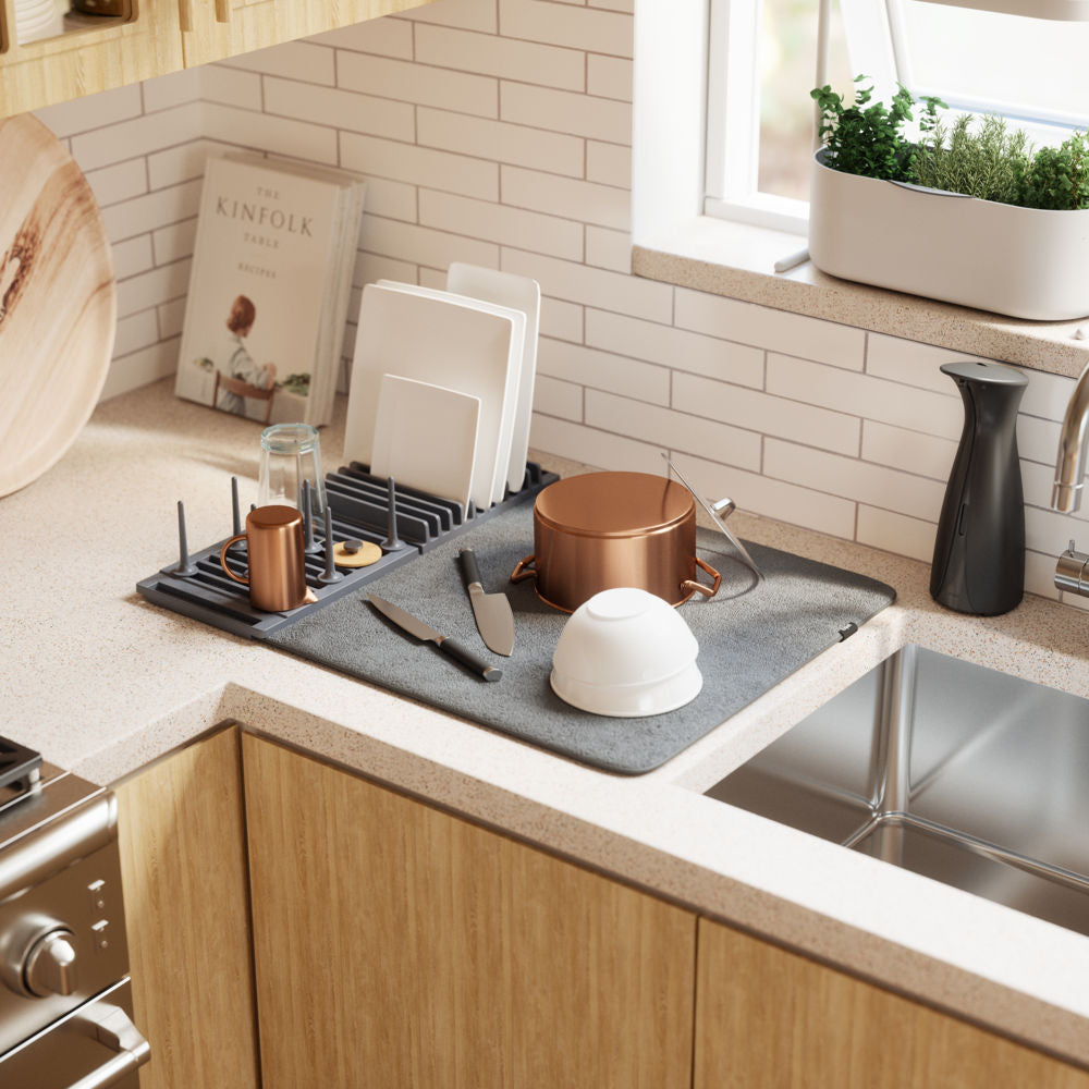 Umbra Udry Peg Abtropfgestell 47x17cm mit Mikrofaser Abtropfmatte in Anthrazit