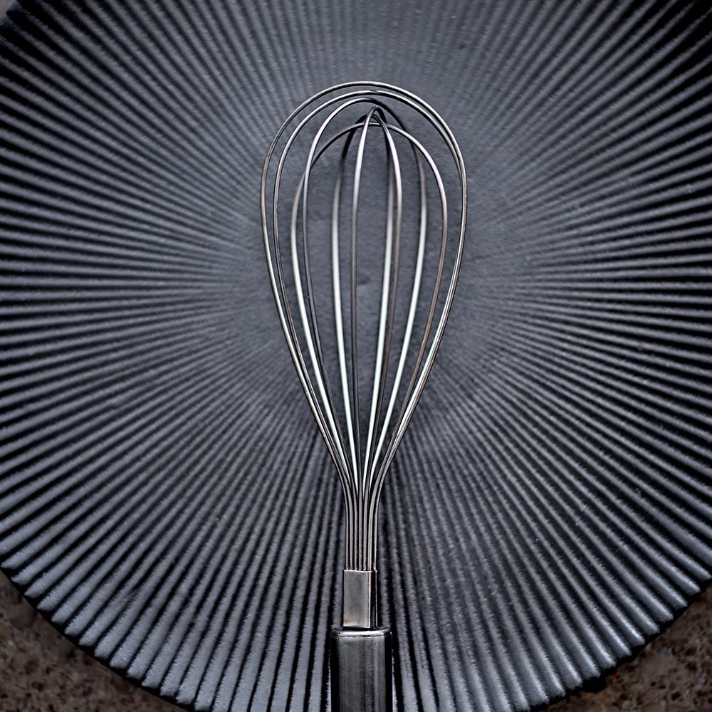 Bloomingville Neri Teller Schwarz – Steingut, Ø23 cm, skandinavisches Design mit Rillenstruktur