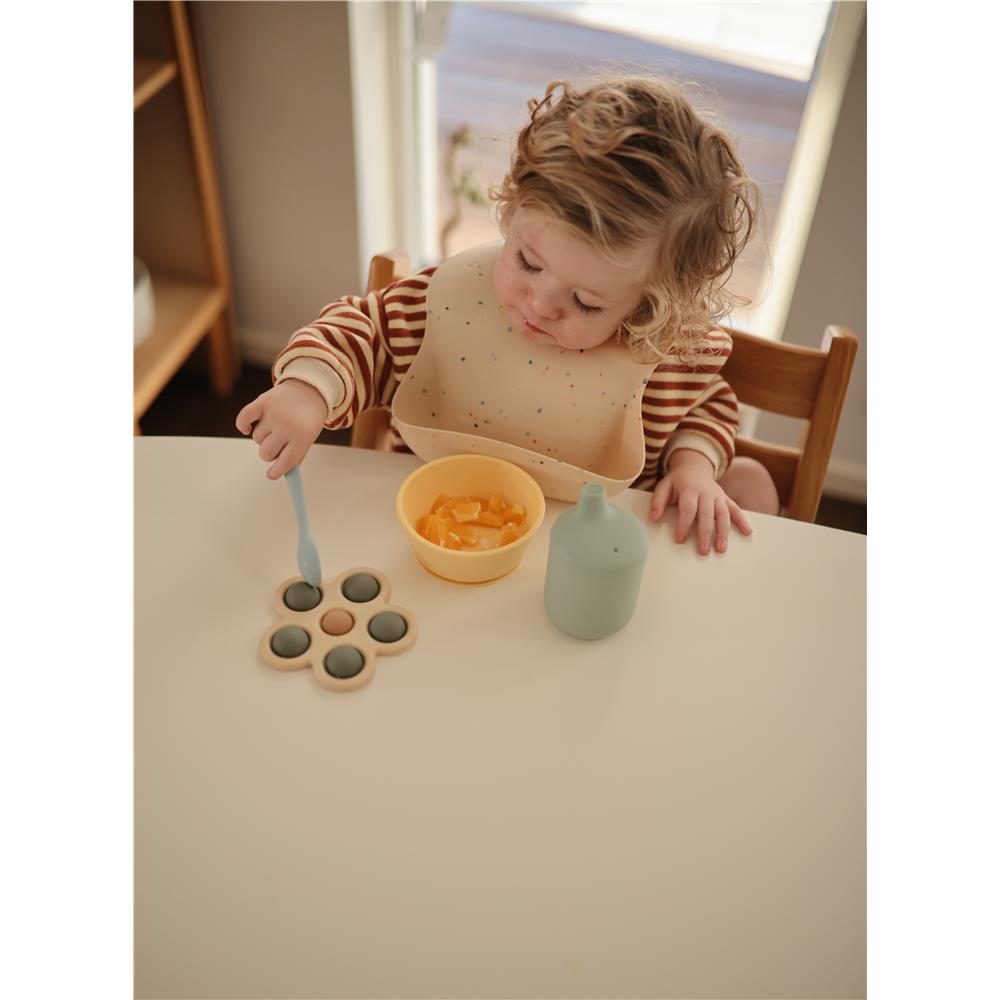 Mushie Sensorik-Spielzeug Blume, Soft Lilac, aus Silikon, BPA-frei