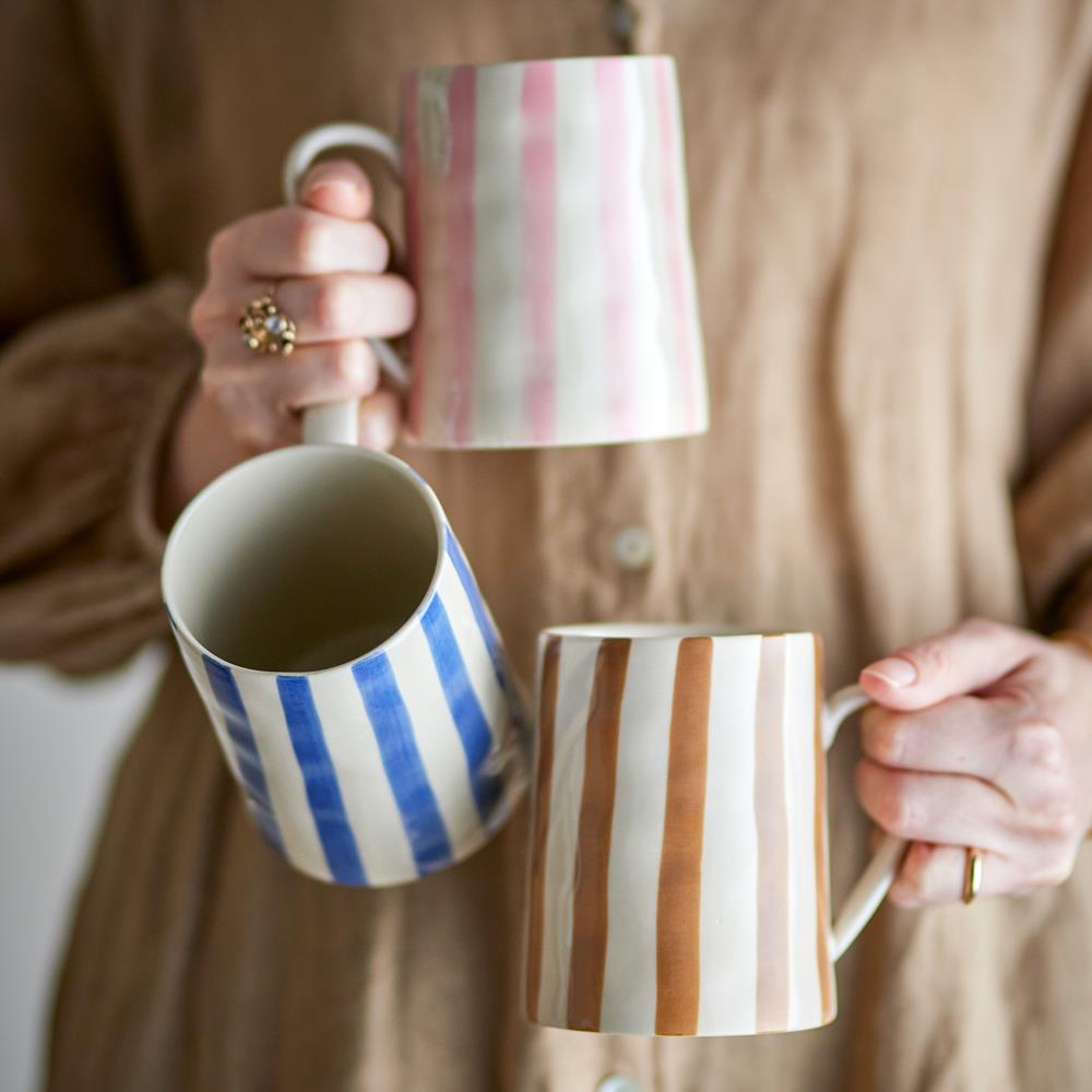 Bloomingville Begonia Tasse aus Steingut in braun, 440 ml, handbemalt, große Kaffeetasse