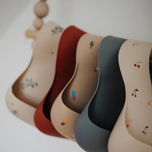 Mushie Silikon-Lätzchen, Cherries, mit Auffangschale, BPA-frei