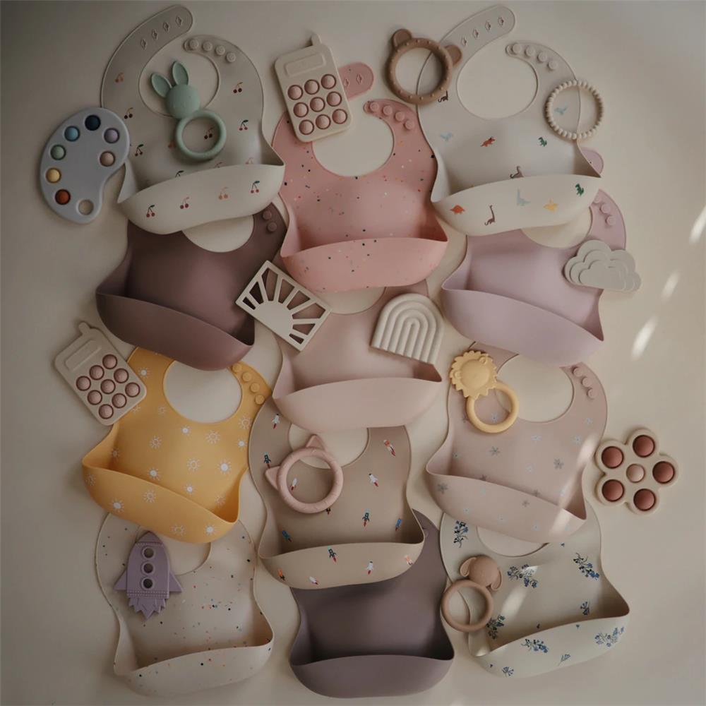 Mushie Silikon-Lätzchen, Lilac Flowers, mit Auffangschale, BPA-frei