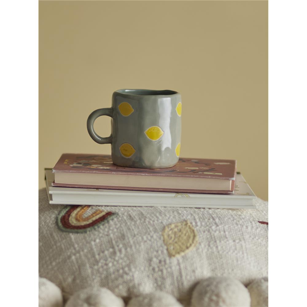 Bloomingville MINI Agnes Tasse, Grün mit Zitronen, Steingut, große Kindertasse, dänisches Design