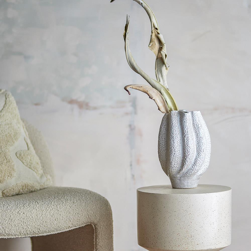 Bloomingville Cove Vase – Weiße Steingutvase mit Struktur und Wirbelform, 28 cm Höhe