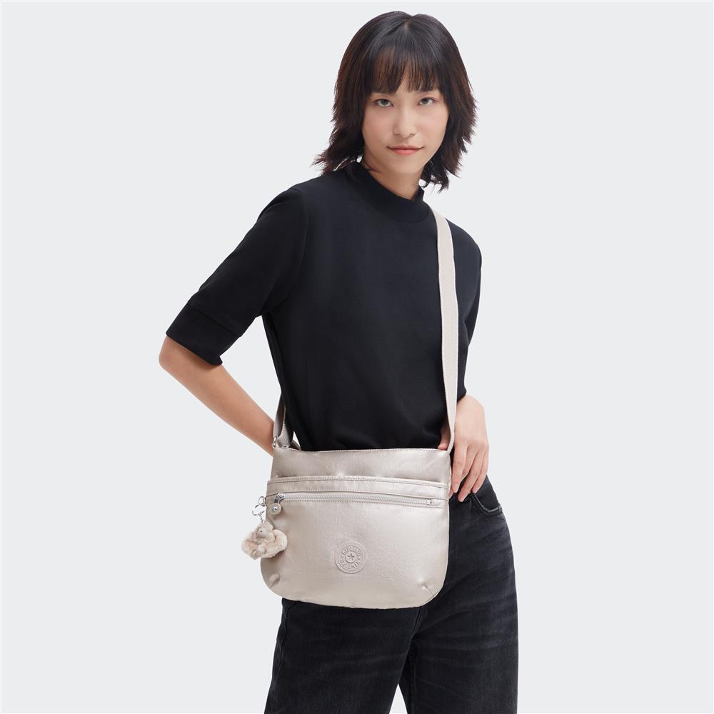Kipling ARTO M, Mittelgroße Umhängetasche, Metallic Glow (beige), Schultertasche mit Reißverschluss