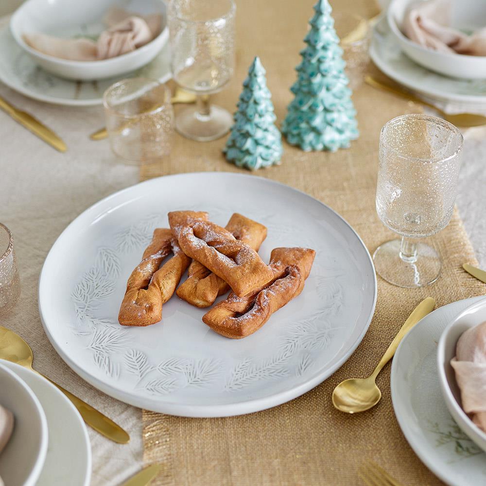 Bloomingville Winter Servierplatte – Servierteller mit geprägtem Tannenzweig-Motiv, Weihnachten, dänisches Design