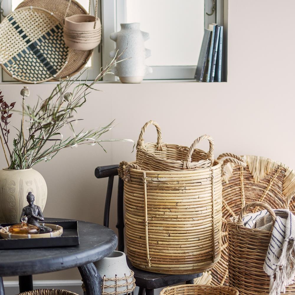 Bloomingville Birka Vase weiß L16 cm aus Keramik – dekorative Vase für Wohnzimmer & Tischdeko
