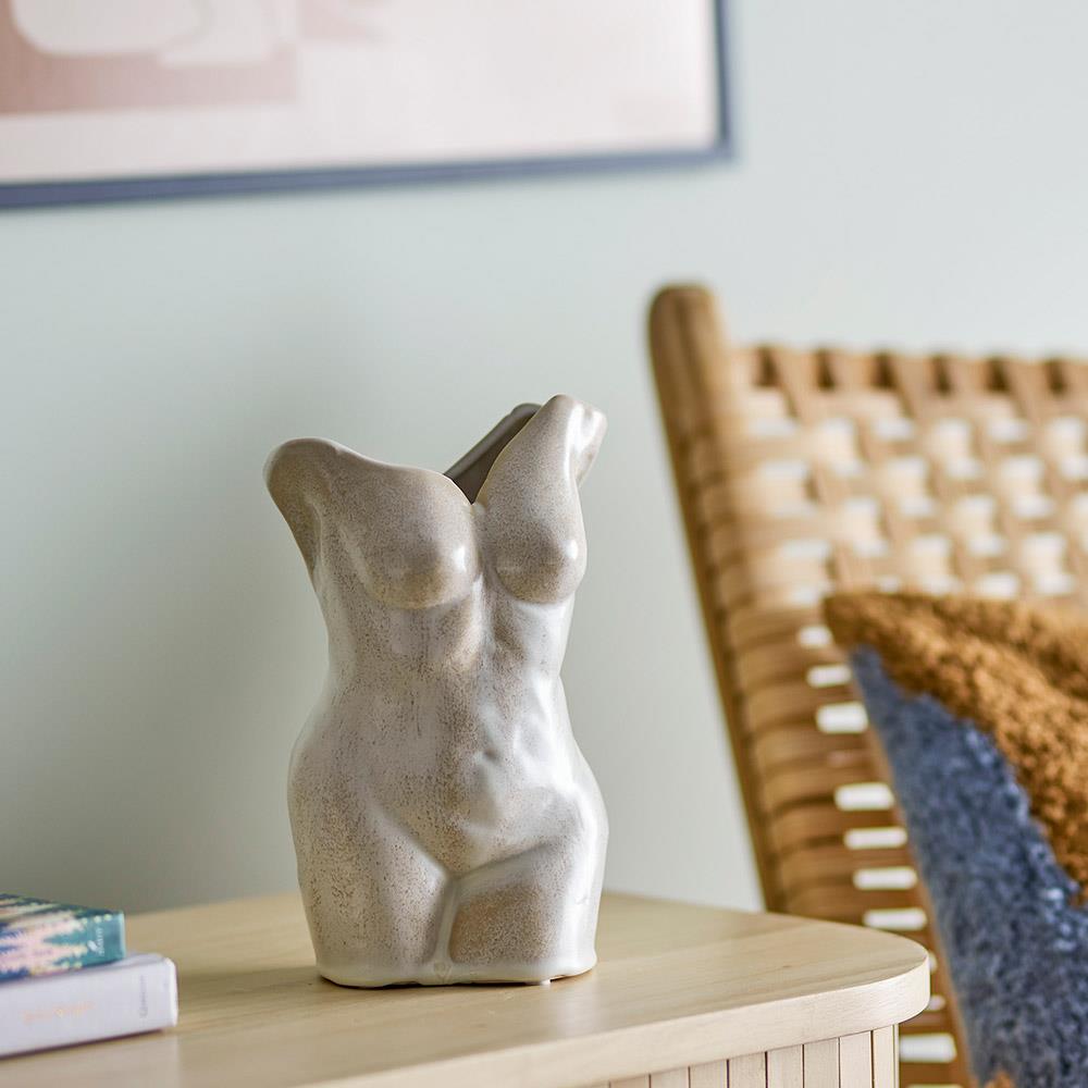 Bloomingville Athena Vase – Skulpturale Steingut-Vase in Natur, 23 cm Höhe