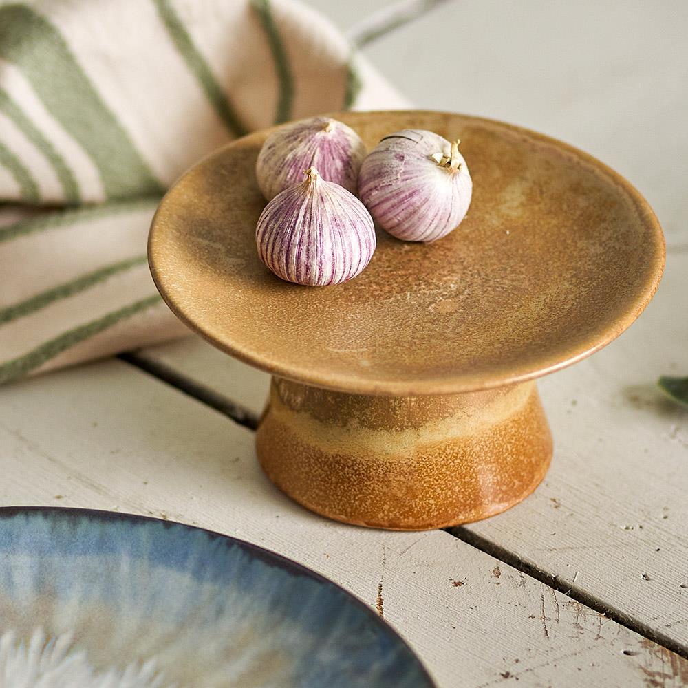 Bloomingville Ikigai Sockelschale – braune Steingutschale mit Fuß, Ø 14 cm, 150 ml