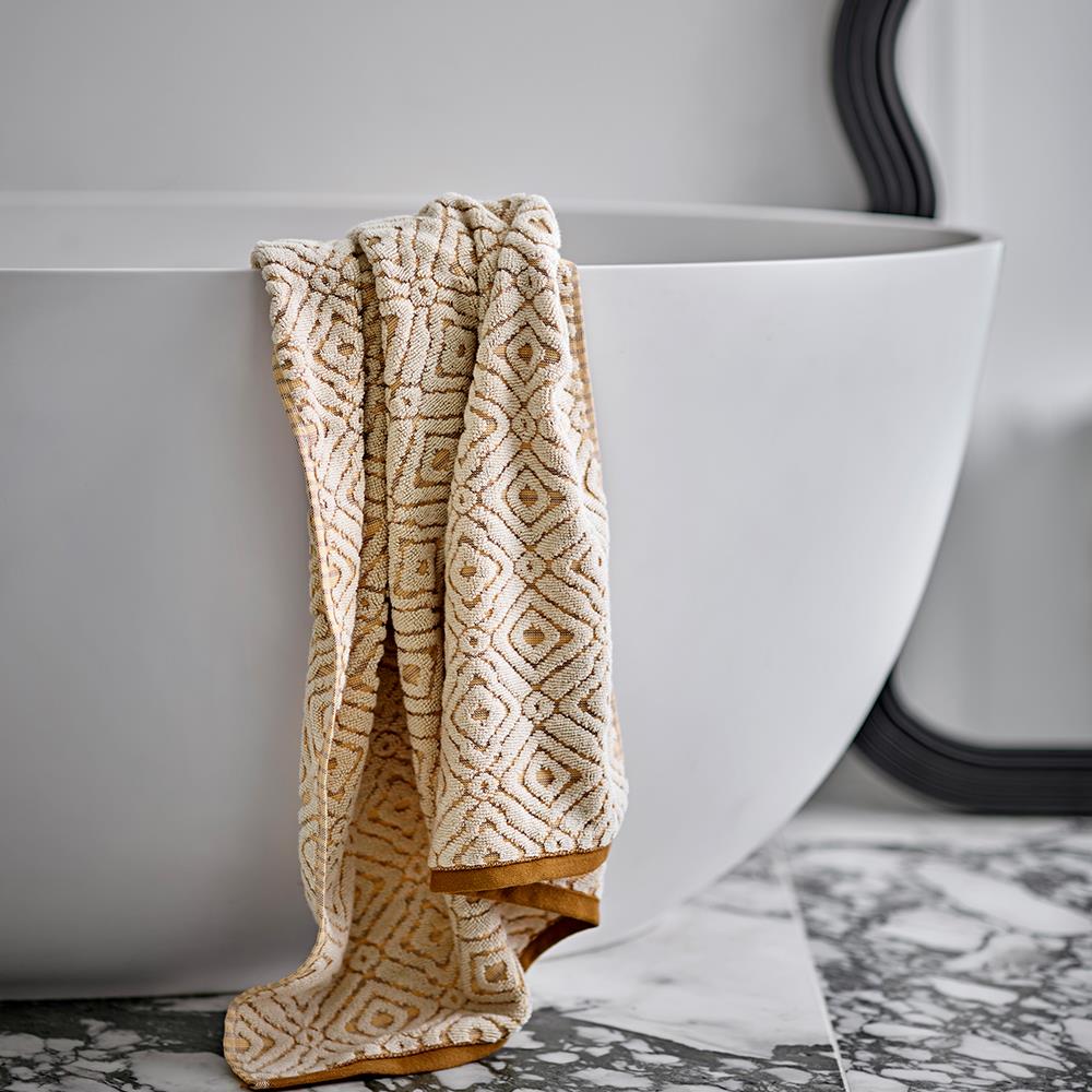 Bloomingville Malou Handtuch – großes Baumwollhandtuch in Natur mit Kontrastkante, 140x70 cm