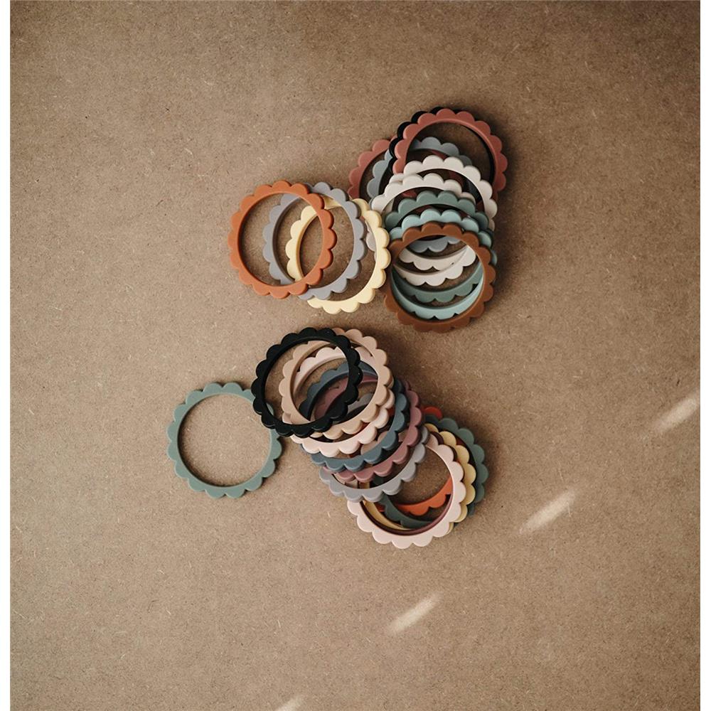 Mushie Beißring Blumen 3er Set, Sunshine/Dried Thyme/Clay, Armband aus Silikon, BPA-frei