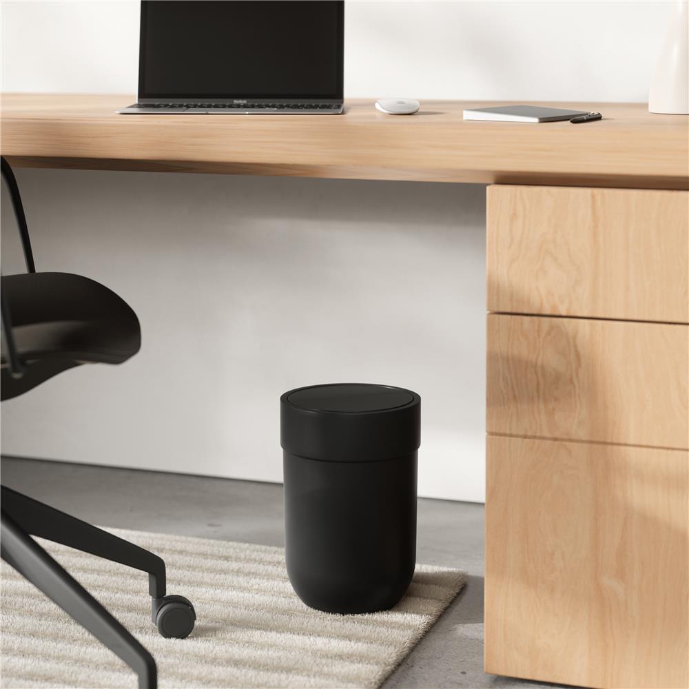 Umbra Touch Abfalleimer 6 L mit Schwingdeckel, in Schwarz, Kosmetikeimer, Papierkorb, Badezimmereimer