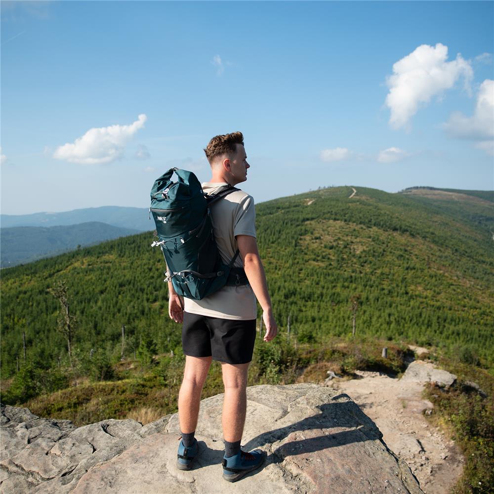 NILS CAMP Trekkingrucksack Kjolen 40L in Grün - Outdoor Rucksack mit Belüftung & Regenhülle